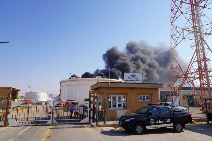 للمرة الخامسة خلال أيام.. استهداف المجمع النفطي بمدينة الزاوية الليبية بطائرة مسيّرة