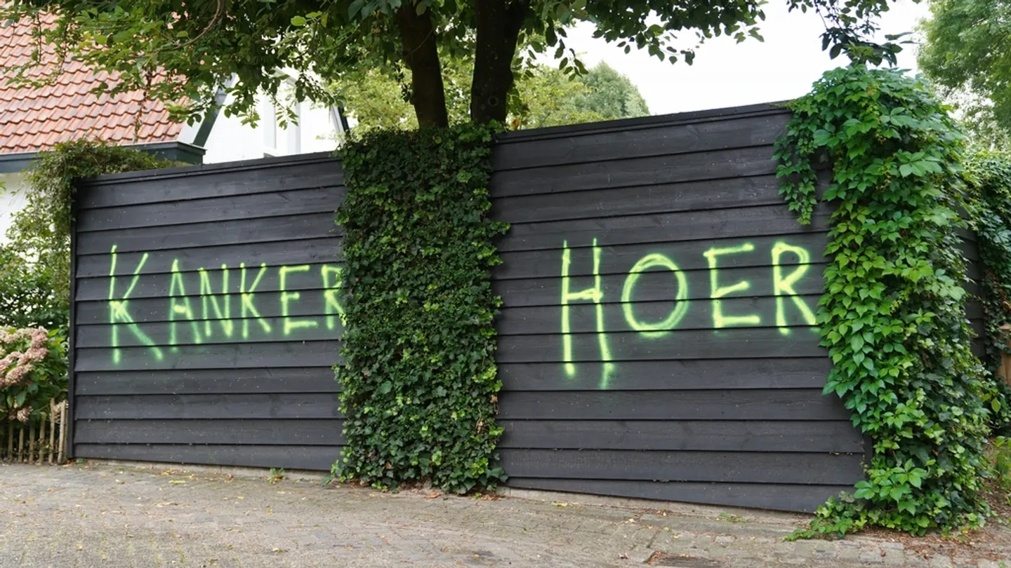 ME ontruimt busblokkade Surhuisterveen; verdachten opgepakt voor vernielingen Engelen