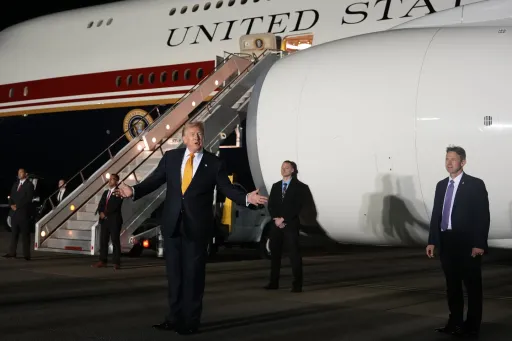 Trump athibitisha kubadilisha ndege kufuatia vitisho vya Iran