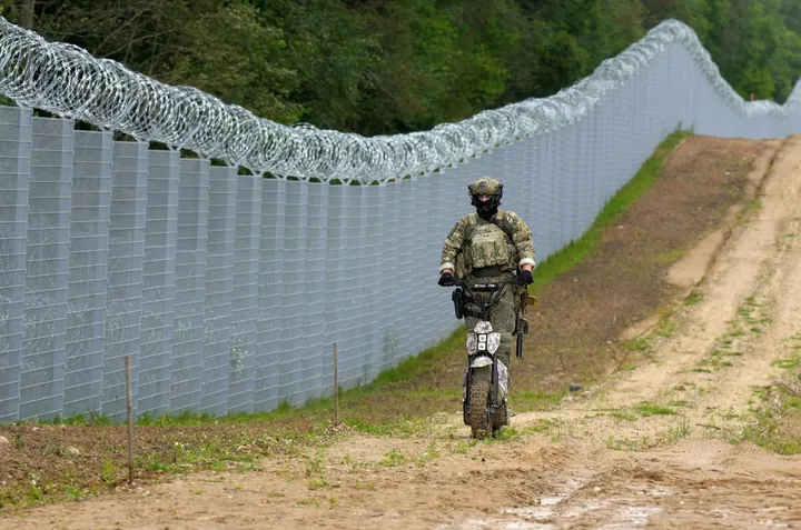 Letland ontdekt vermeende geheime migrantentunnel aan de grens met Wit-Rusland