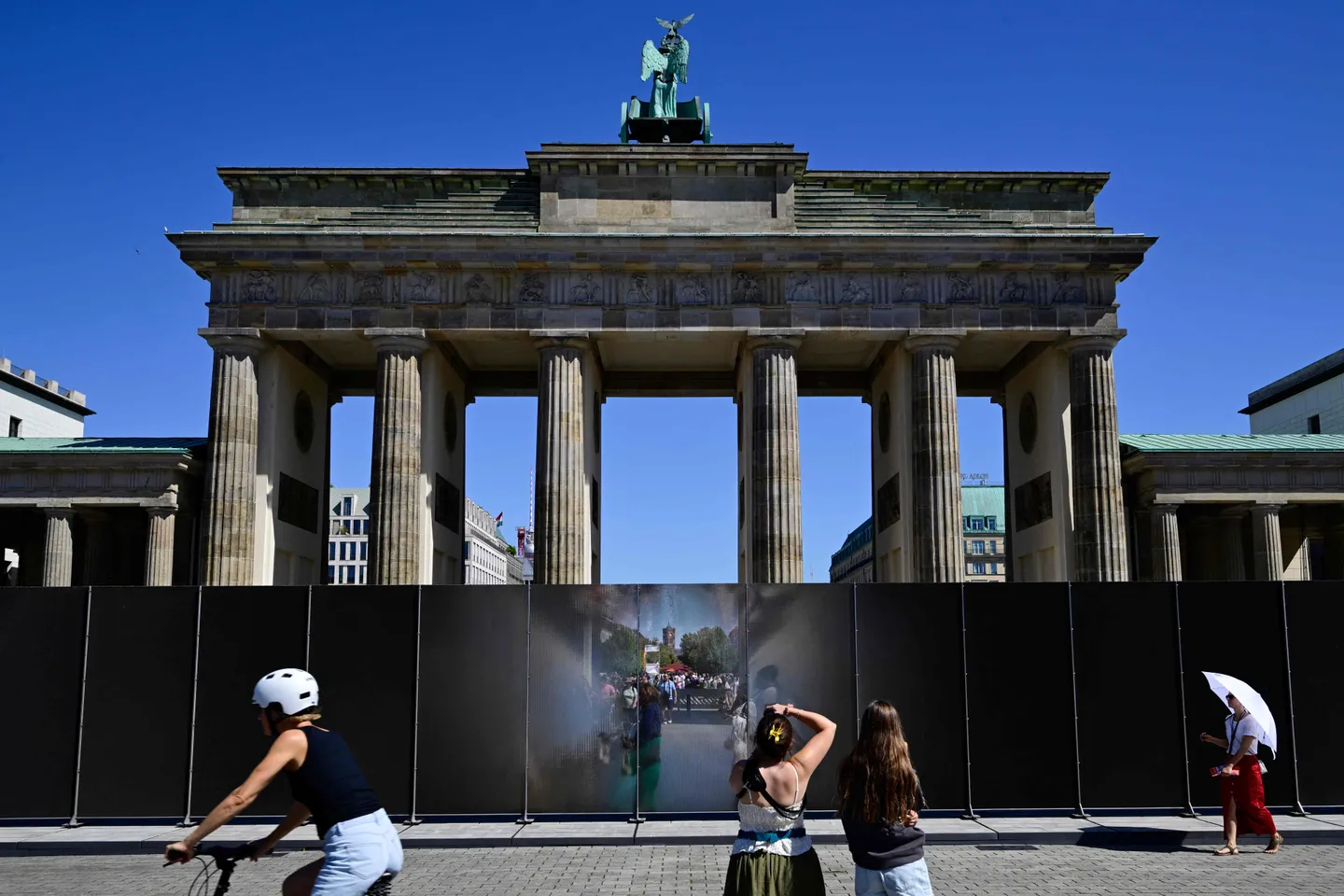 Mauerbau vor 65 Jahren: Gedenkort am Brandenburger Tor eröffnet