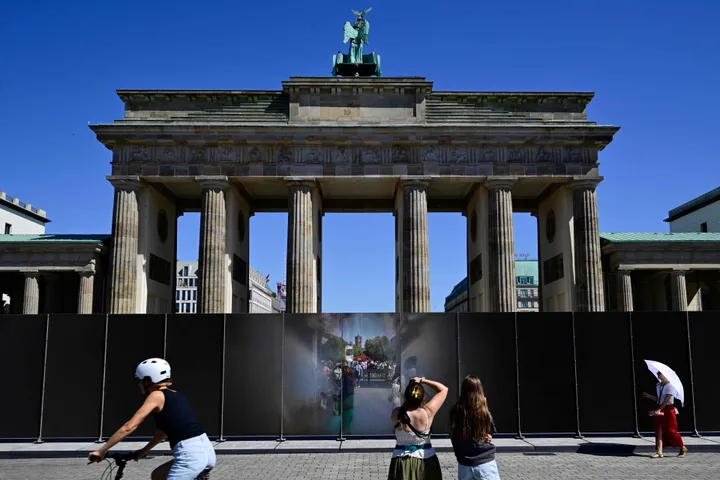 Mauerbau vor 65 Jahren: Gedenkort am Brandenburger Tor eröffnet