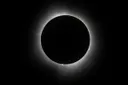 Totale Sonnenfinsternis gestartet - ein Millionenspektakel