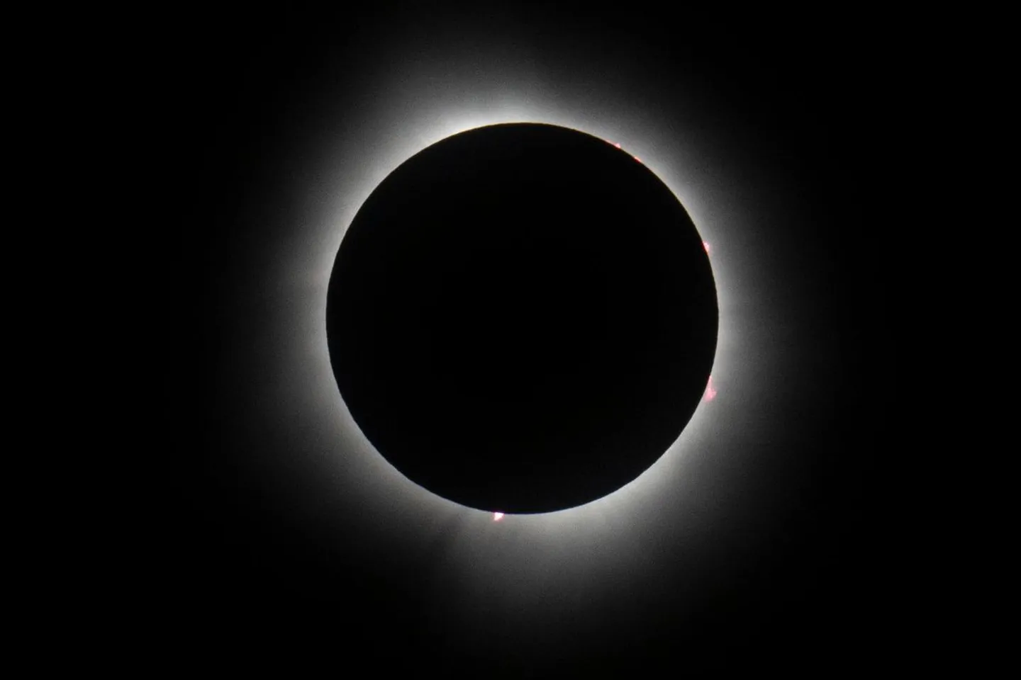 Totale Sonnenfinsternis gestartet - ein Millionenspektakel