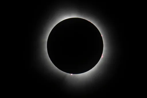 Totale Sonnenfinsternis gestartet - ein Millionenspektakel