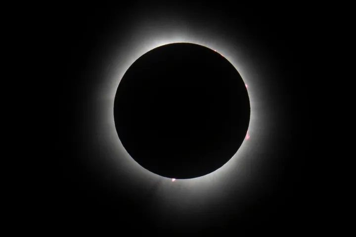 Totale Sonnenfinsternis gestartet - ein Millionenspektakel