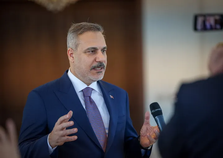 فيدان من بنغازي: تركيا تؤدي دورا بنّاء في ترسيخ الهدوء ودعم الحوار في ليبيا