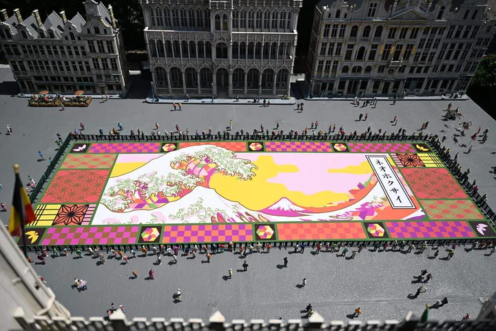 Japans meesterwerk 'De Grote Golf van Kanagawa' siert Brusselse Grote Markt voor 24ste Bloementapijt