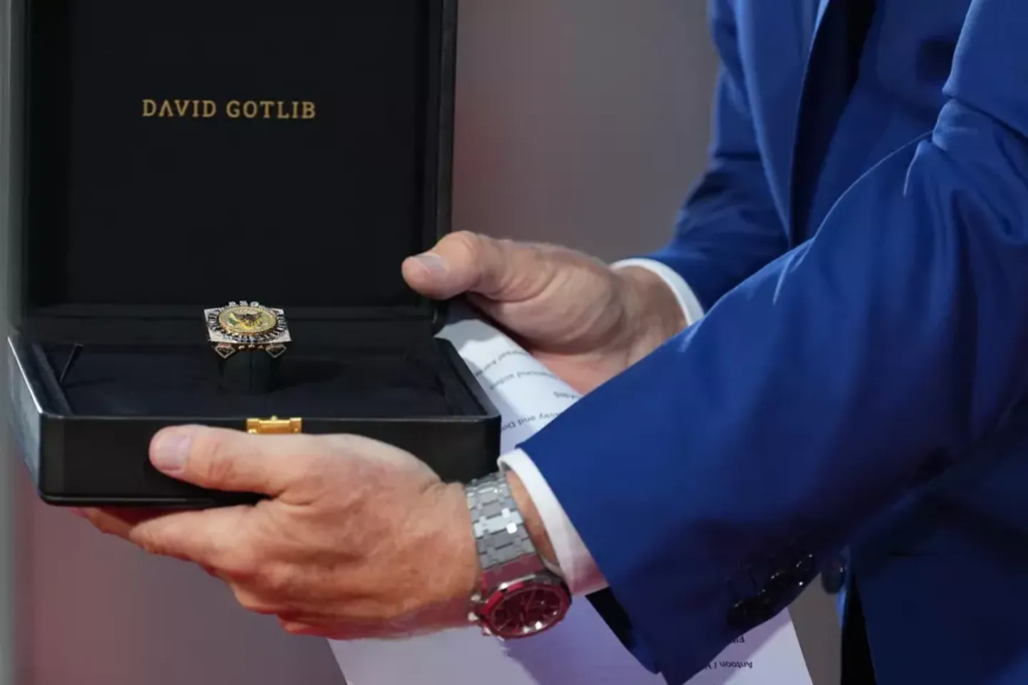 Amerikaanse senatoren onderzoeken kostbare Belgische diamantring aan Trump i.v.m. tariefvrijstelling
