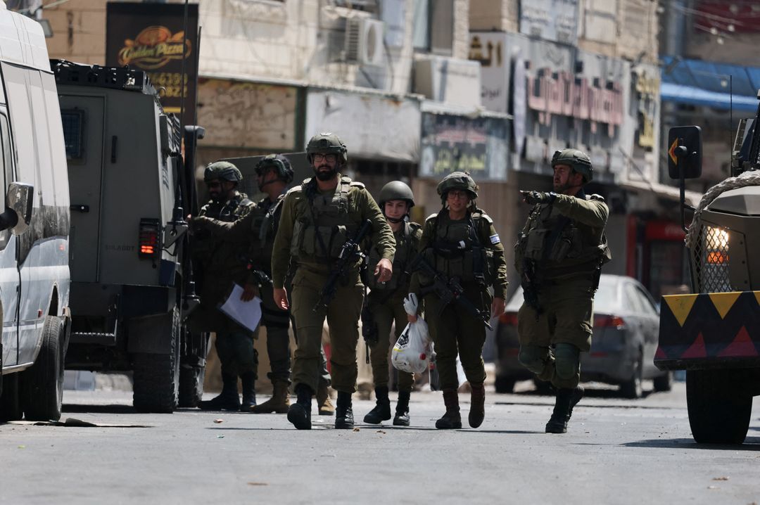 جيش الاحتلال يطلق النار صوب مركبة فلسطينية في نابلس وسط أنباء عن إصابات