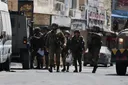 جيش الاحتلال يطلق النار صوب مركبة فلسطينية في نابلس وسط أنباء عن إصابات