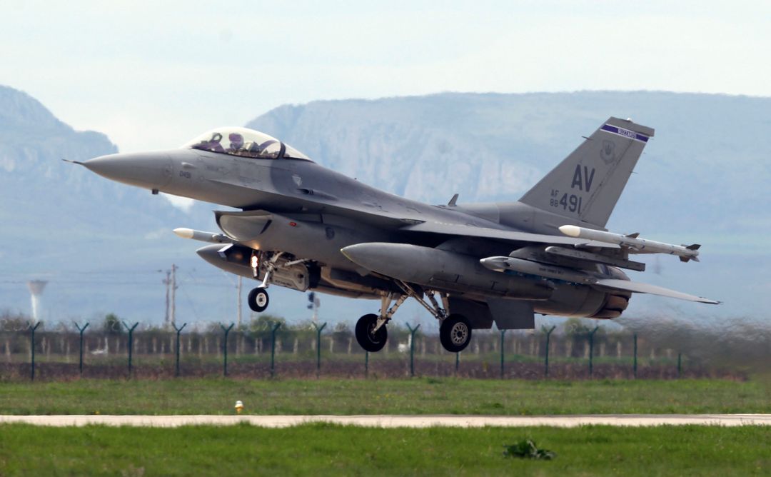Rumania ngriti në ajër dy avionë F 16 pasi zbuloi pesë objektiva ajrore pranë kufirit me Ukrainën