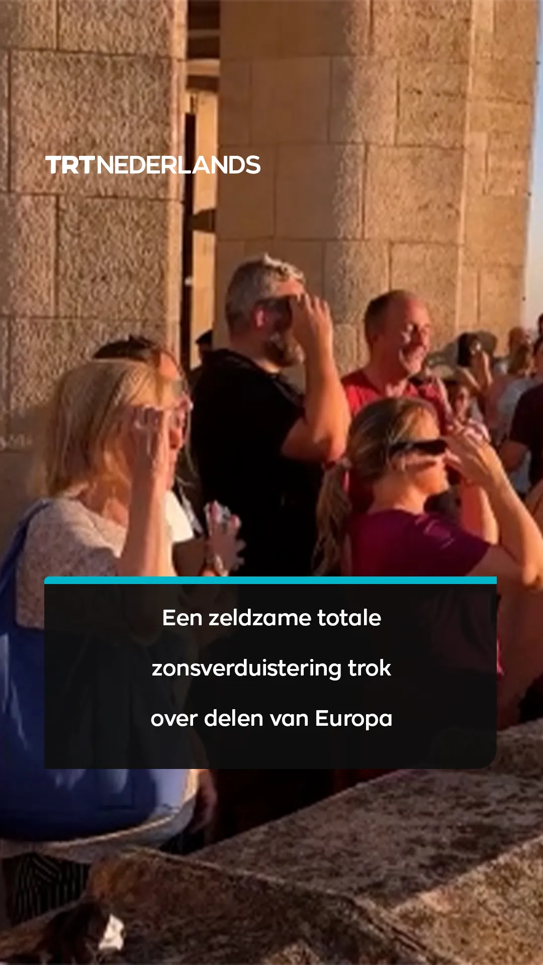 Mensen komen in Brussel bijeen om een zeldzame zonsverduistering te bekijken