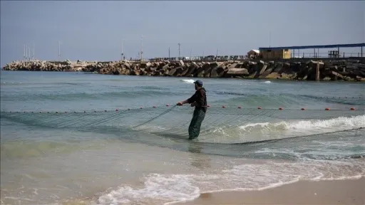 Plagosen tre peshkatarë palestinezë nga zjarri i marinës izraelite në Gaza