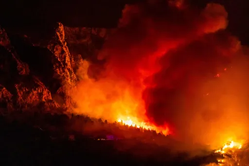 Požar na Braču i dalje aktivan, evakuisane stotine osoba