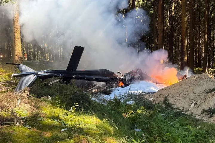 Hubschrauber stürzt beim Kalken im Wald ab - Pilot stirbt