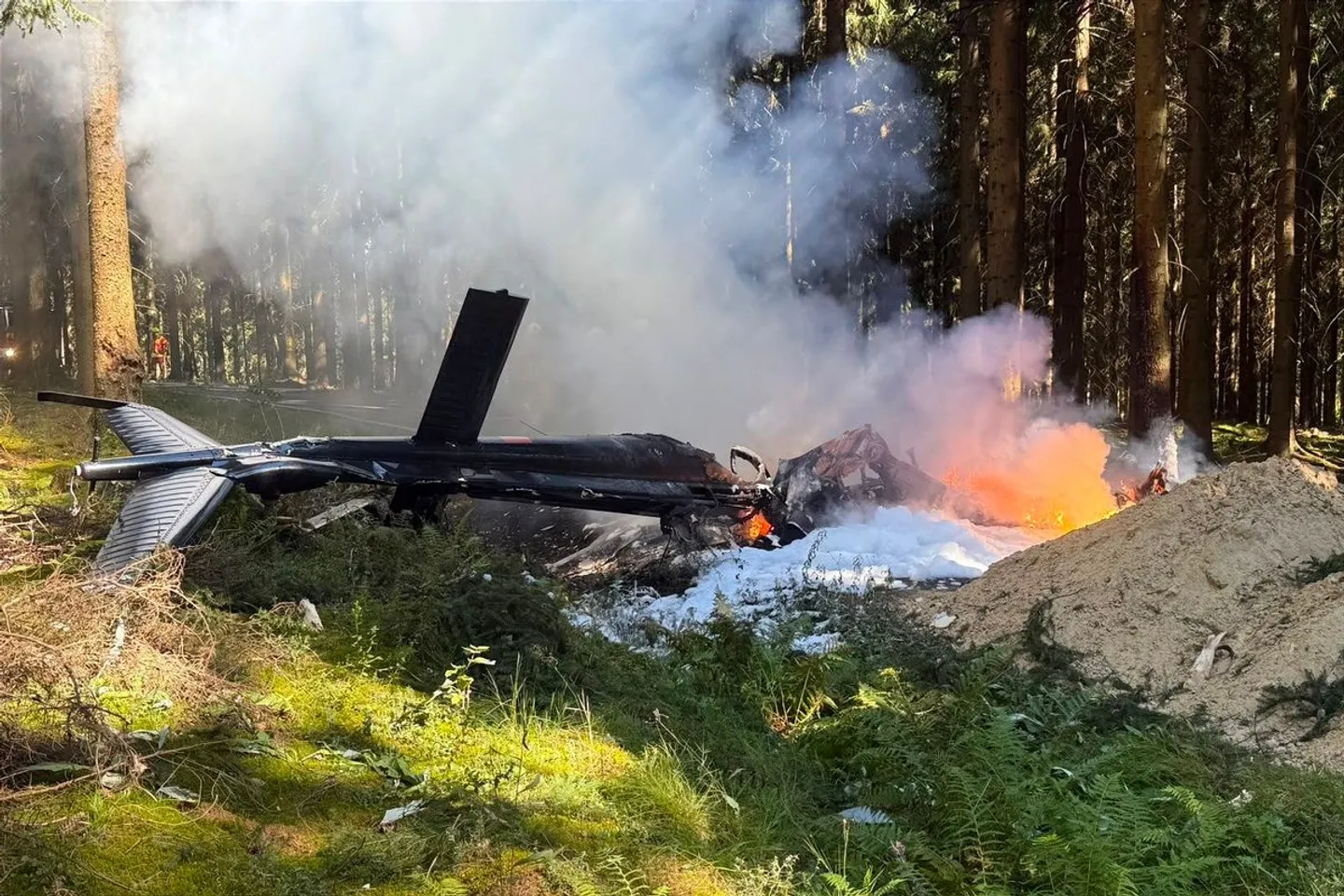 Hubschrauber stürzt beim Kalken im Wald ab - Pilot stirbt