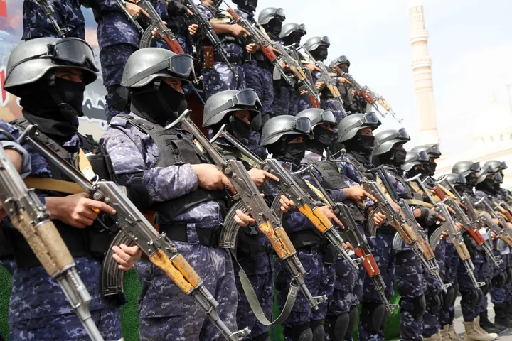 اليمن.. 78 صاروخاً ومسيّرة حوثية استهدفت الساحل وعشرات القتلى من الجماعة في تعز