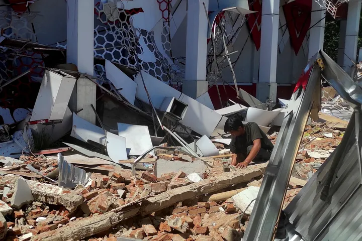 زلزال بقوة 7.7 درجات يضرب سواحل إندونيسيا وتحذيرات من موجات تسونامي