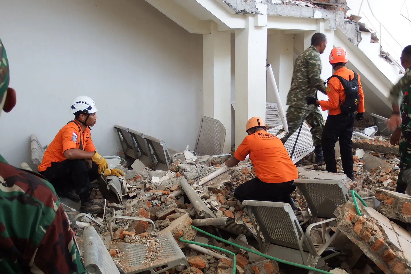 Korban gempa NTT capai 83 jiwa, pasokan logistik menipis