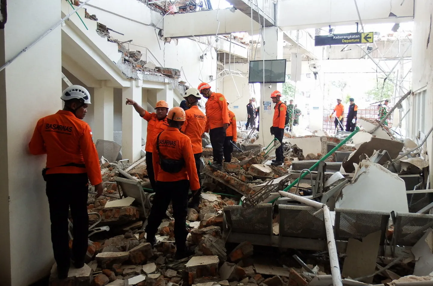 Najmanje dvije osobe poginule u zemljotresu magnitude 7,7 u Indoneziji