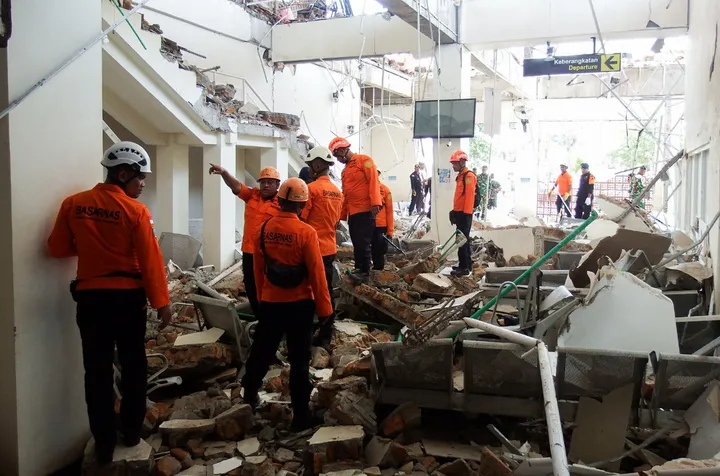 Najmanje dvije osobe poginule u zemljotresu magnitude 7,7 u Indoneziji