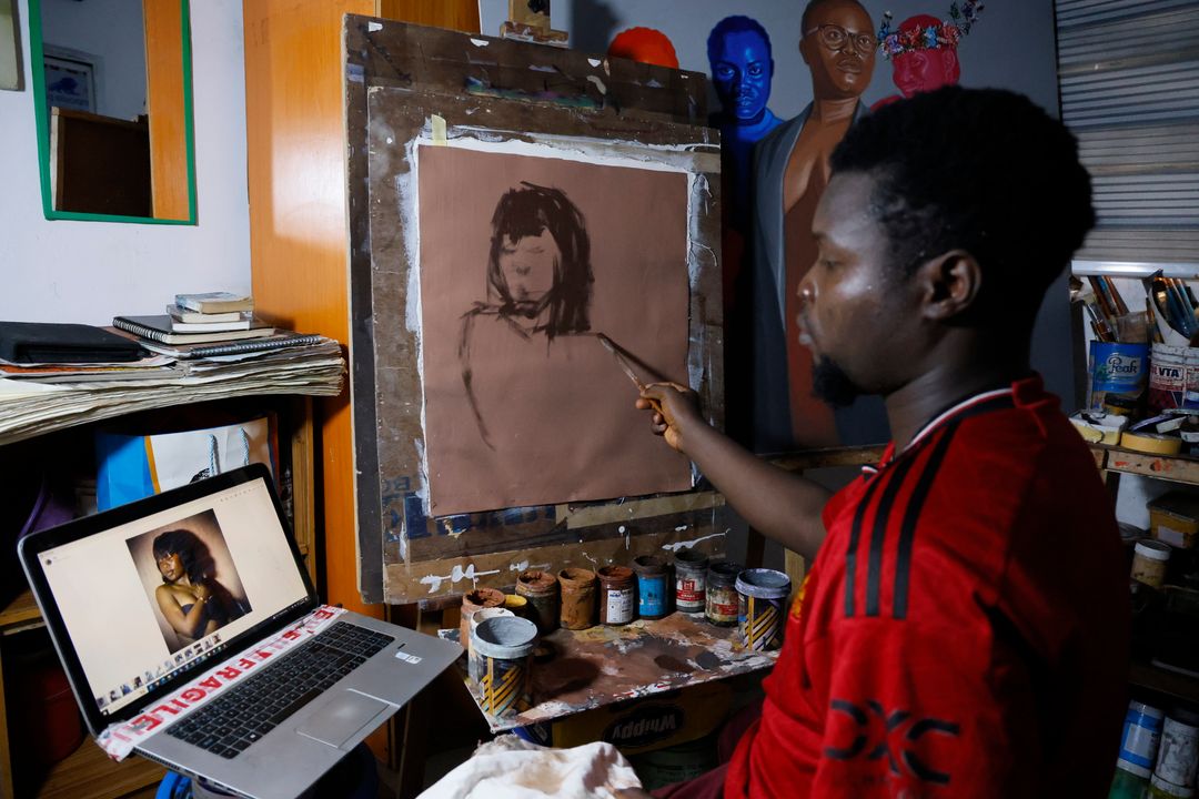 Artisti nigerian kombinon pasionin e tij për shkencën dhe artin në veprat e tij