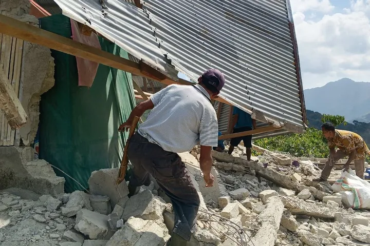 Dutzende Tote und kaputte Häuser nach Erdbeben in Indonesien