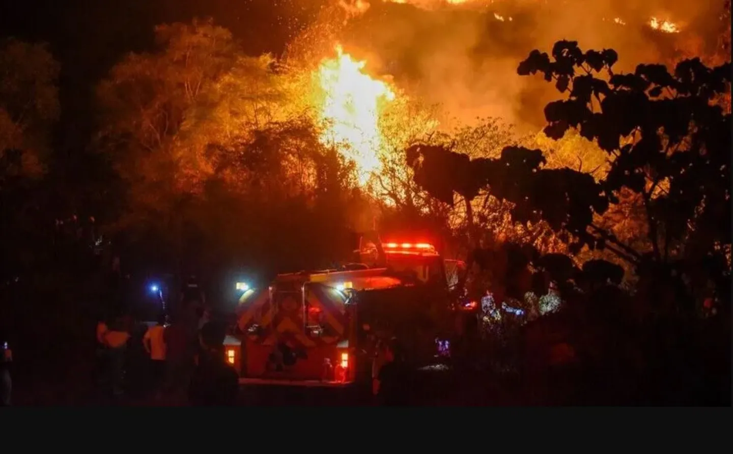 Doble emergencia en Colombia: incendios arden en 8 departamentos en medio de tragedia por terremoto