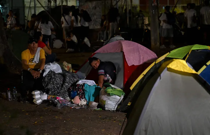 La lluvia agrava emergencia de colombianos que se refugian en carpas: “Aquí está todo lo que tengo”