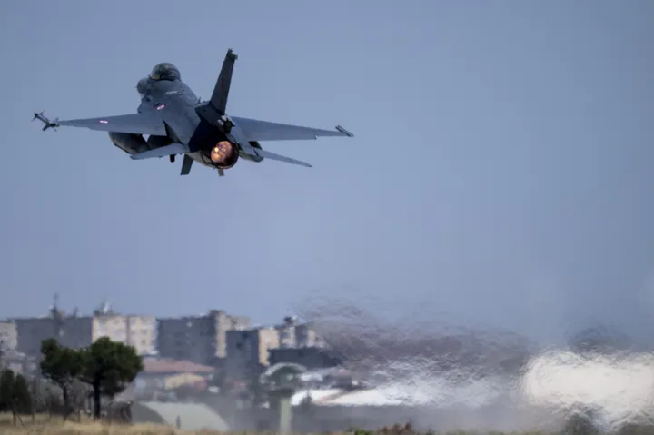 Турецкие F-16 отработали перехват целей в Румынии