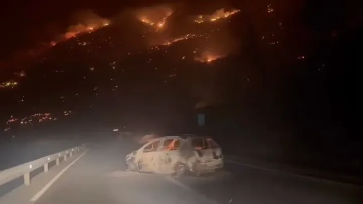 Hrvatska: U požaru na području Omiša izgorjelo 106 vozila, 28 kuća, 45 plovila