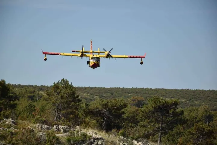 Hrvatska uputila dva kanadera u BiH za gašenje požara kod Bosanskog Grahova