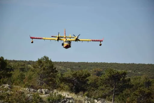 Hrvatska uputila dva kanadera u BiH za gašenje požara kod Bosanskog Grahova