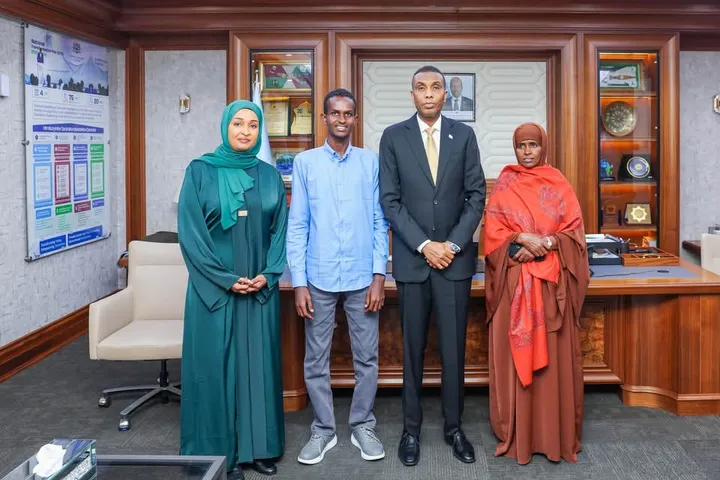 RW Xamza oo Qaabilay Ardaygii Kaalinta Koowaad ka Galay Imtixaanka Qaranka iyo Hooyadii