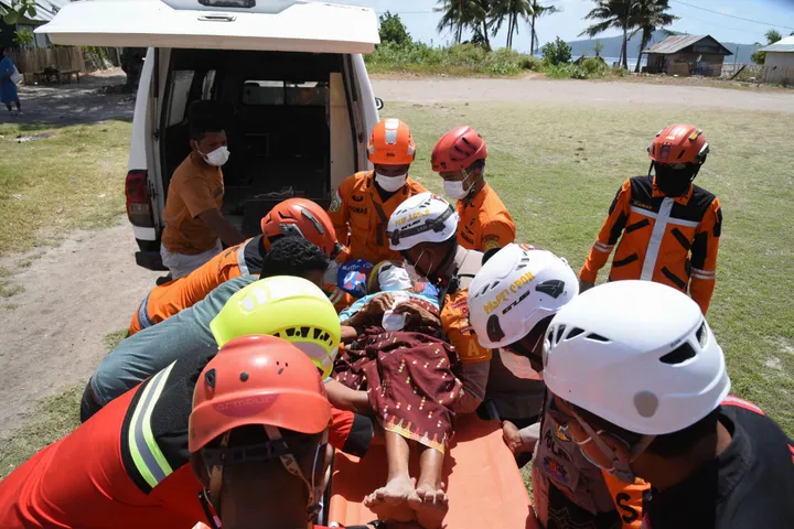 Basarnas evakuasi medis dua korban kritis gempa NTT via helikopter