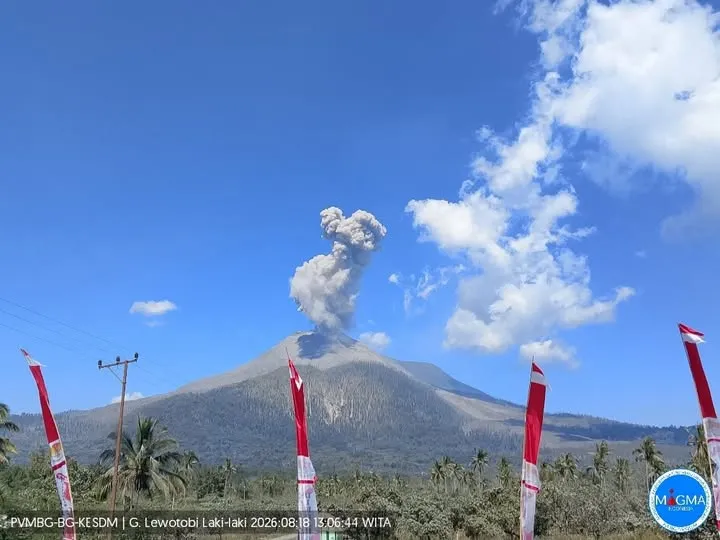 Gunung Ibu, Lewotobi Laki-Laki, dan Semeru erupsi beruntun pada Selasa malam