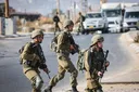 Israelische Soldaten markieren Palästinenser mit Nummern auf Gesicht