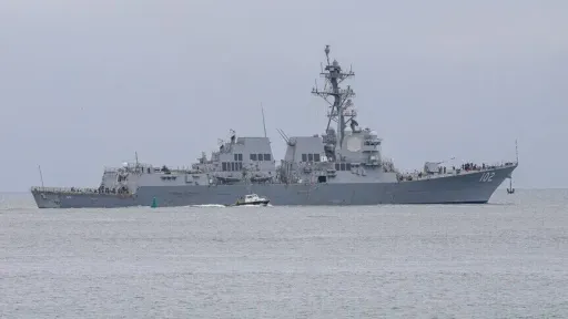 Экипаж эсминца США несколько дней провел без электричества