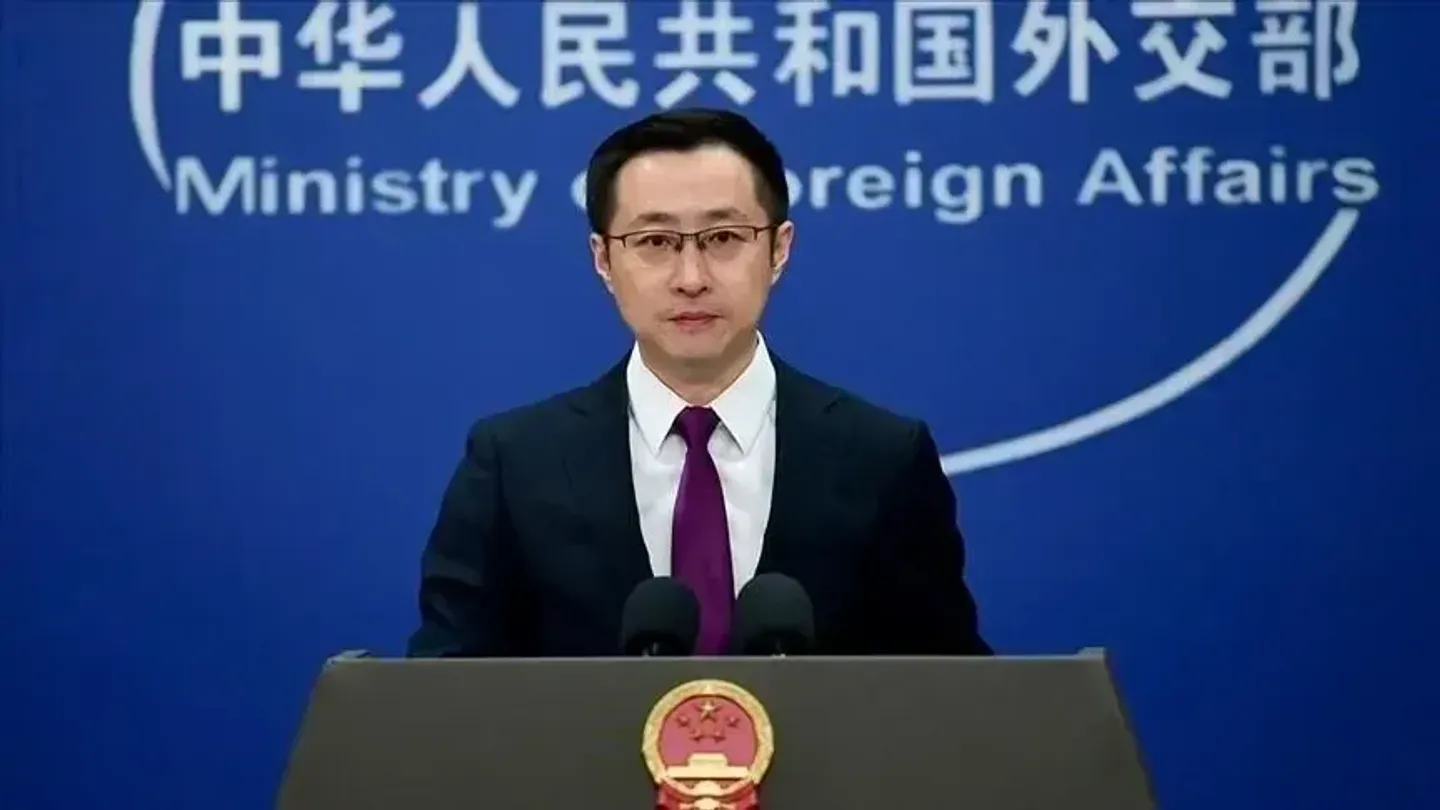 Kina: Kombet janë të lira të zgjedhin modelet e inteligjencës artificiale