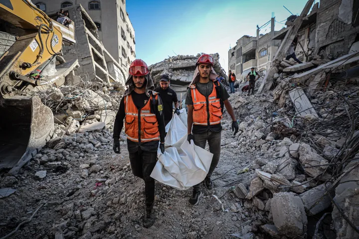 Palestinian Civil Defence teams recover 11 bodies from rubble of destroyed home in Gaza