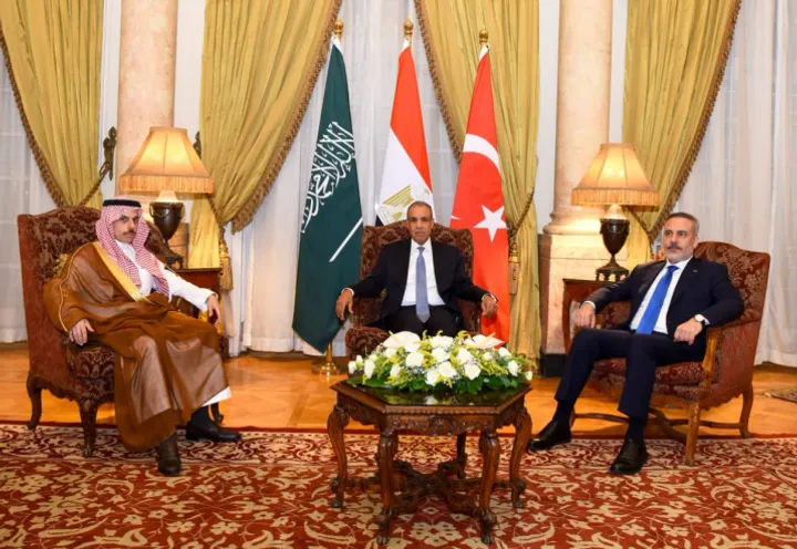 فيدان يبحث مع نظيريه المصري والسعودي عقبات تنفيذ خطة السلام في غزة وتطورات المنطقة