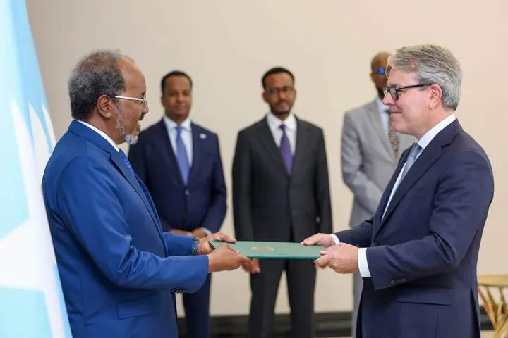 Madaxweyne Xasan Sheekh oo Waraaqaha Aqoonsiga Danjirenimo ka Guddoomay Toddobo Safiir oo Cusub