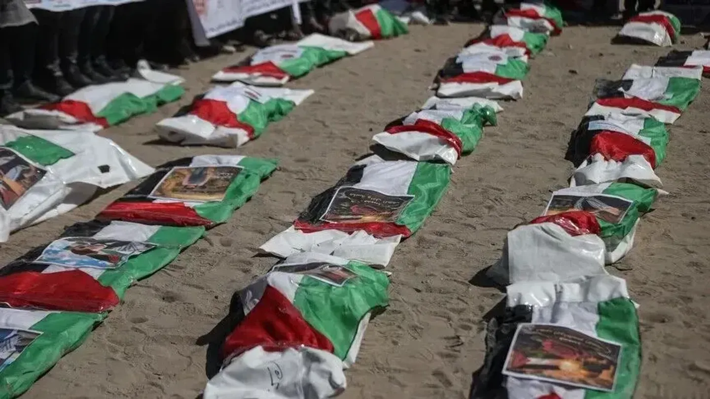 Gaza, palestinezët mbajnë funeralin për 50 personat e vrarë në sulmet izraelite gjatë gjenocidit
