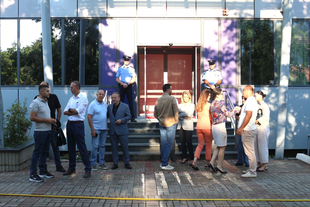 Deputetë të PDK së dhe AAK së bllokojnë hyrjen e Qeverisë së Kosovës për  shkelësit e kushtetutës 
