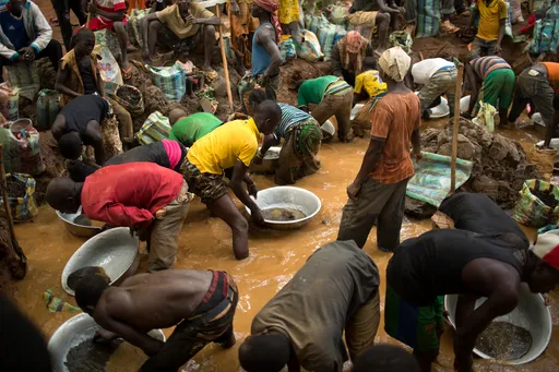 La Centrafrique ferme une mine d'or artisanale après un effondrement qui a fait au moins 49 morts