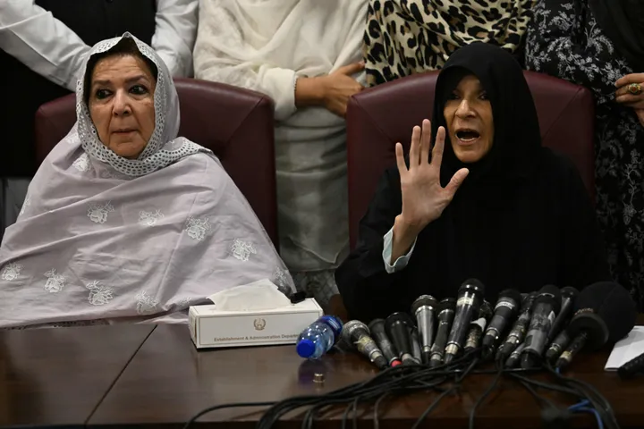 سابق وزیر اعظم عمران خان کی تین بہنوں کو گرفتار کر لیا گیا