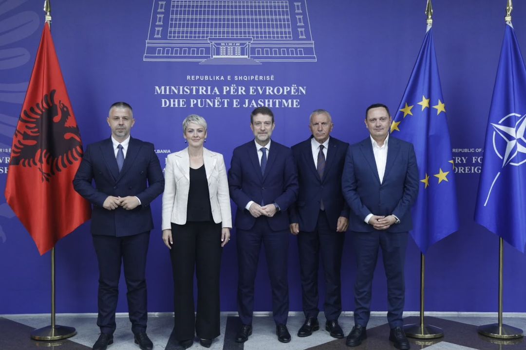 Hoxha pret në Tiranë përfaqësuesit shqiptarë të Luginës së Preshevës