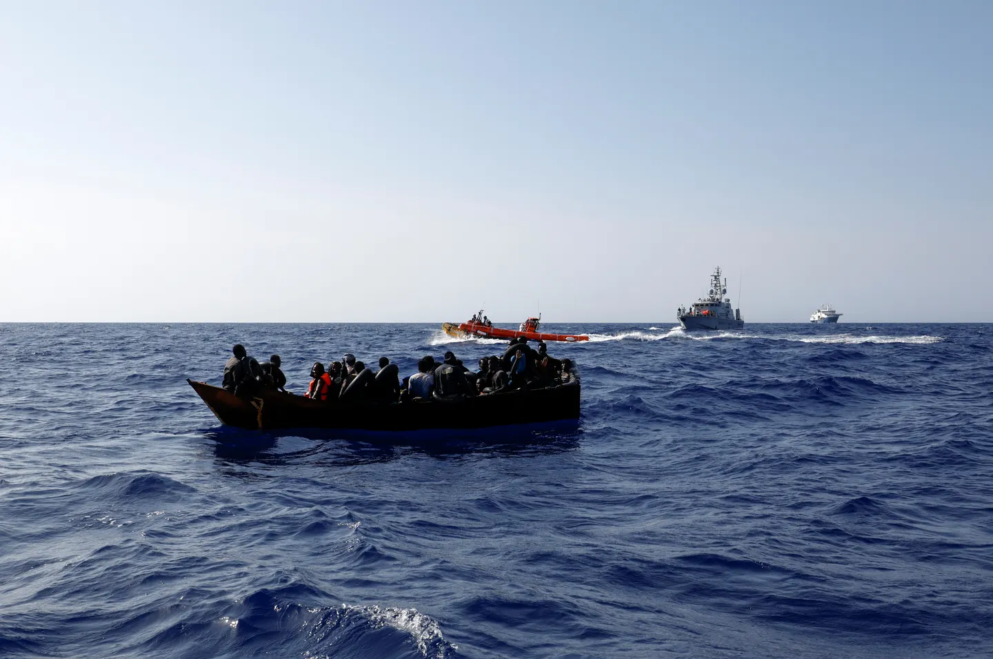 Tunisia recovers bodies of migrants after boat headed for Italy sank