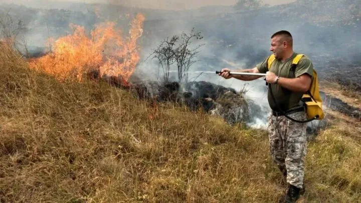 Helikopteri OS BiH nastavljaju gasiti požare kod Cazina i Nevesinja